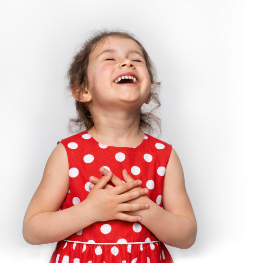 Niña feliz por recibir su pensión de alimentos